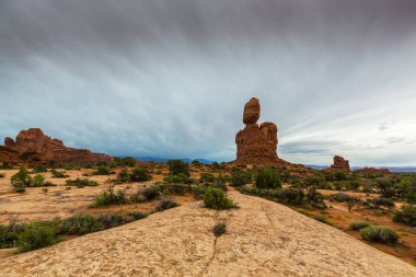 Fırtına bulutları, yağmur ve kırmızı jeolojik kumtaşı yapıları Utah çölde, Arches National Park