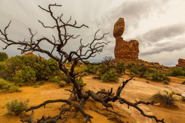 Fırtına bulutları, yağmur ve kırmızı jeolojik kumtaşı yapıları Utah çölde, Arches National Park