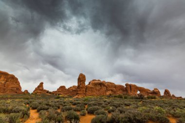 Fırtına bulutları, yağmur ve kırmızı jeolojik kumtaşı yapıları Utah çölde, Arches National Park