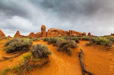 Fırtına bulutları, yağmur ve kırmızı jeolojik kumtaşı yapıları Utah çölde, Arches National Park