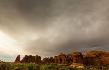 Fırtına bulutları, yağmur ve kırmızı jeolojik kumtaşı yapıları Utah çölde, Arches National Park