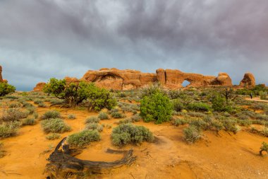 Fırtına bulutları, yağmur ve kırmızı jeolojik kumtaşı yapıları Utah çölde, Arches National Park