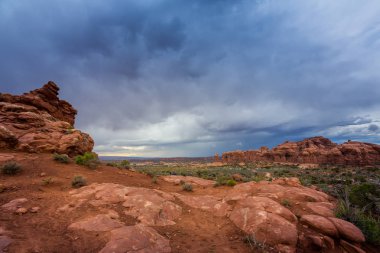 Dramatik fırtına bulutları, yağmur çölde, Arches National Park, Güz