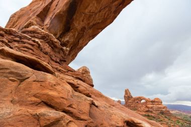 Dramatik fırtına bulutları, yağmur çölde, Arches National Park, Güz