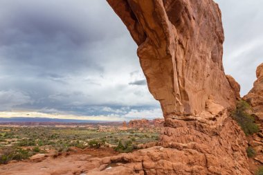 Dramatik fırtına bulutları, yağmur çölde, Arches National Park, Güz