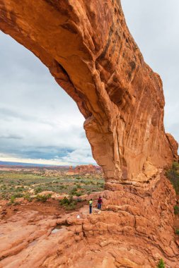Dramatik fırtına bulutları, yağmur çölde, Arches National Park, Güz