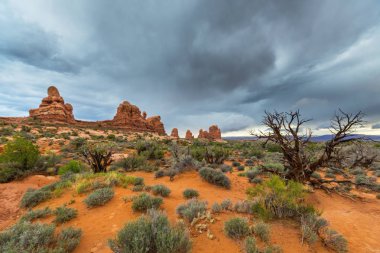 Dramatik fırtına bulutları, yağmur çölde, Arches National Park, Güz