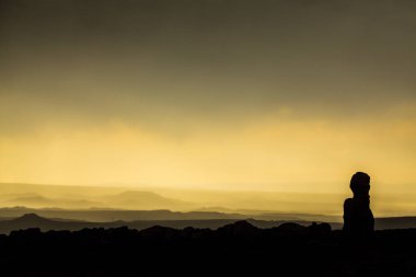 Dramatik fırtına bulutları, yağmur çölde, Arches National Park, Güz