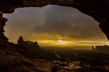 Dramatik fırtına bulutları, yağmur çölde, Arches National Park, Güz