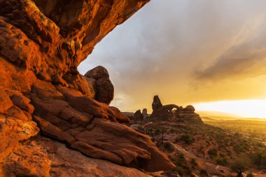 Dramatik fırtına bulutları, yağmur çölde, Arches National Park, Güz