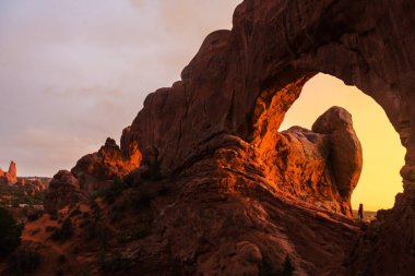 Dramatik fırtına bulutları, yağmur çölde, Arches National Park, Güz