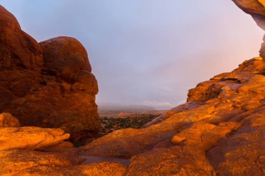 Dramatik fırtına bulutları, yağmur çölde, Arches National Park, Güz