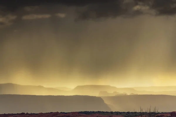 Dramatiska Storm Moln Och Regn Öknen Nationalparken Arches Hösten — Stockfoto