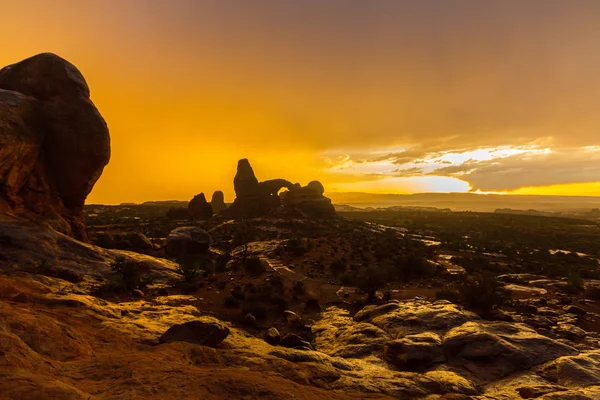 劇的な嵐雲と砂漠 アーチーズ国立公園 秋の雨 — ストック写真