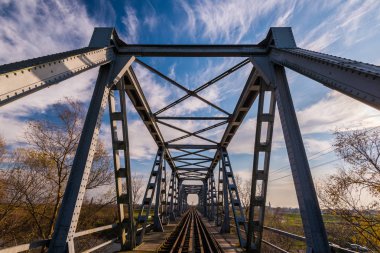 Avrupa'nın uzak kırsal alandaki eski demir demiryolu Köprüsü
