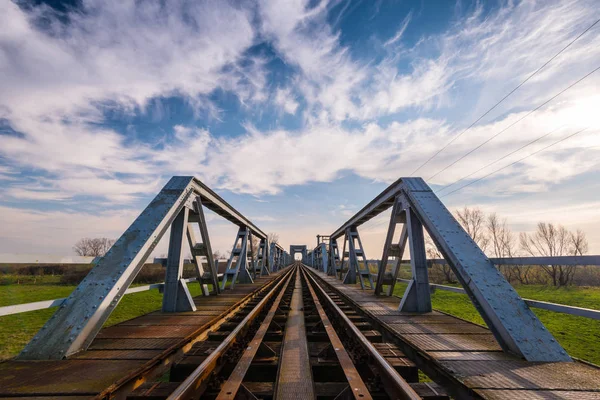 Старый Железный Железнодорожный Мост Отдаленной Сельской Местности Европы — стоковое фото