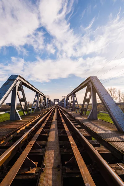 Старый Железный Железнодорожный Мост Отдаленной Сельской Местности Европы — стоковое фото