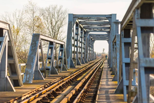 Старый Железный Железнодорожный Мост Отдаленной Сельской Местности Европы — стоковое фото