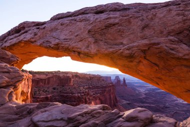 Mesa Arch, Utah, sahne güzel gündoğumu ışık ile