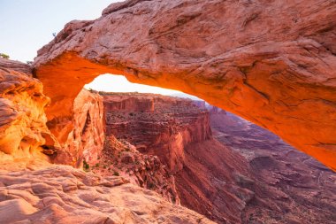 Mesa Arch, Utah, sahne güzel gündoğumu ışık ile