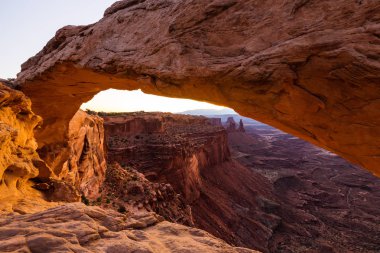 Mesa Arch, Utah, sahne güzel gündoğumu ışık ile