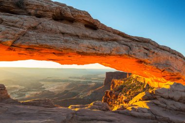 Mesa Arch, Utah, sahne güzel gündoğumu ışık ile