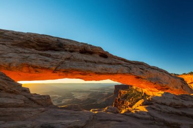 Mesa Arch, Utah, sahne güzel gündoğumu ışık ile