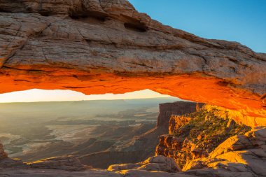 Mesa Arch, Utah, sahne güzel gündoğumu ışık ile
