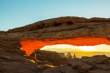 Mesa Arch, Utah, sahne güzel gündoğumu ışık ile