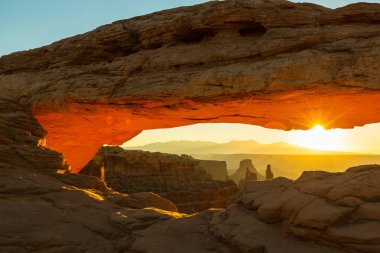 Mesa Arch, Utah, sahne güzel gündoğumu ışık ile