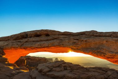 Mesa Arch, Utah, sahne güzel gündoğumu ışık ile