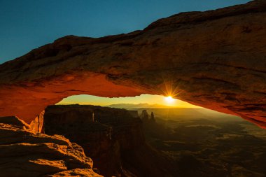 Mesa Arch, Utah, sahne güzel gündoğumu ışık ile