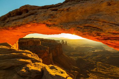 Mesa Arch, Utah, sahne güzel gündoğumu ışık ile