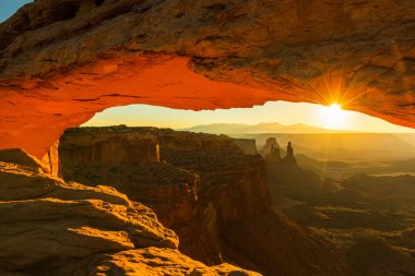 Mesa Arch, Utah, sahne güzel gündoğumu ışık ile