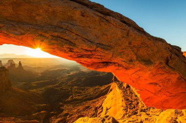 Mesa Arch, Utah, sahne güzel gündoğumu ışık ile