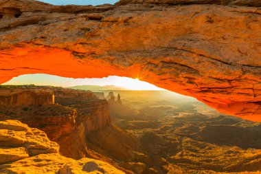 Mesa Arch, Utah, sahne güzel gündoğumu ışık ile