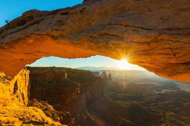Mesa Arch, Utah, sahne güzel gündoğumu ışık ile