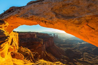 Mesa Arch, Utah, sahne güzel gündoğumu ışık ile