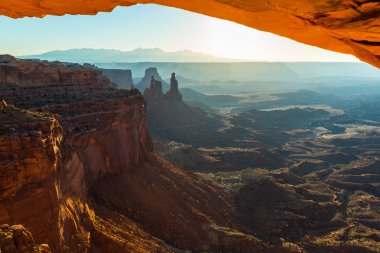 Mesa Arch, Utah, sahne güzel gündoğumu ışık ile