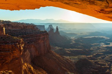 Mesa Arch, Utah, sahne güzel gündoğumu ışık ile