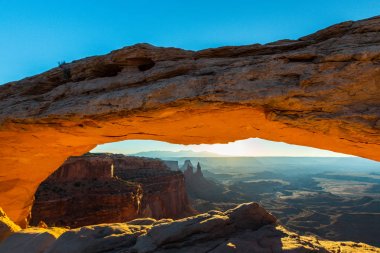 Mesa Arch, Utah, sahne güzel gündoğumu ışık ile