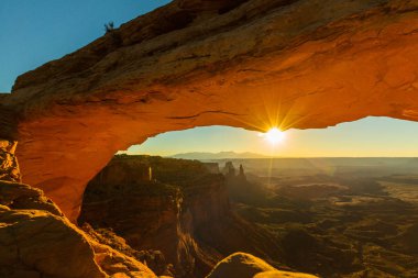Mesa Arch, Utah, sahne güzel gündoğumu ışık ile