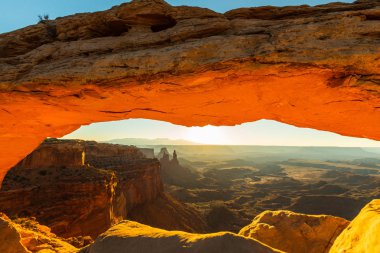 Mesa Arch, Utah, sahne güzel gündoğumu ışık ile