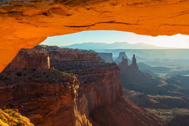Mesa Arch, Utah, sahne güzel gündoğumu ışık ile