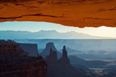 Mesa Arch, Utah, sahne güzel gündoğumu ışık ile
