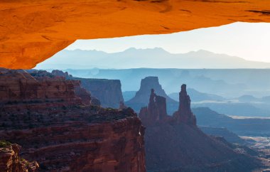 Mesa Arch, Utah, sahne güzel gündoğumu ışık ile