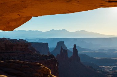 Mesa Arch, Utah, sahne güzel gündoğumu ışık ile