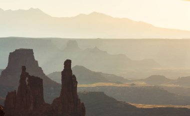 Mesa Arch, Utah, sahne güzel gündoğumu ışık ile