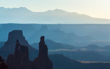 Mesa Arch, Utah, sahne güzel gündoğumu ışık ile