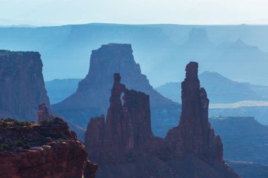 Mesa Arch, Utah, sahne güzel gündoğumu ışık ile